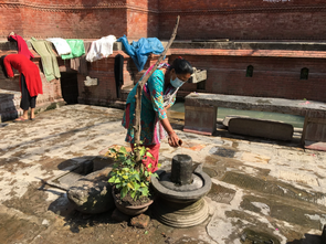 Women pouring water on the Shiva Linga in Maru Hiti space.