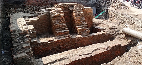 The acquisition of encroached land by dismantling the annex of the adjacent building to the east.