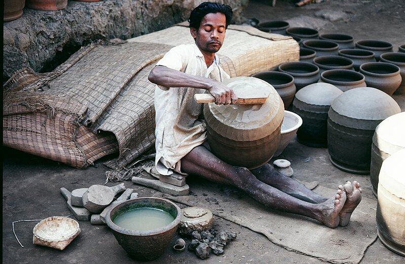 Potter Magha Bishoi finishes forming the largest size of pot. Tikarapada, 1980. 
