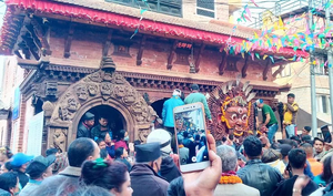The performance of the hāthu ritual in front of Chithu phalcā, Kirtipur.